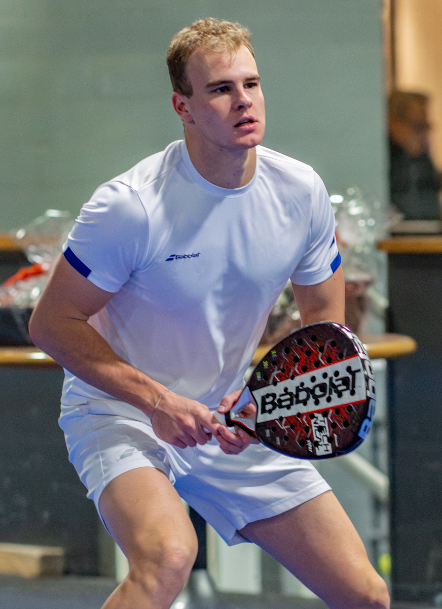 Ein junger Mann spielt Padel, Bâbolat Schläger, Sportbekleidung, Turnier.