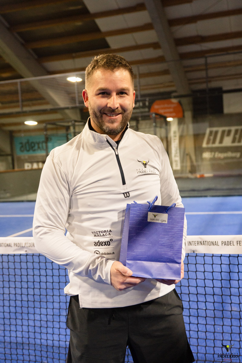 Gewinner des MVP Preises am Padel Turnier Copa Padelario