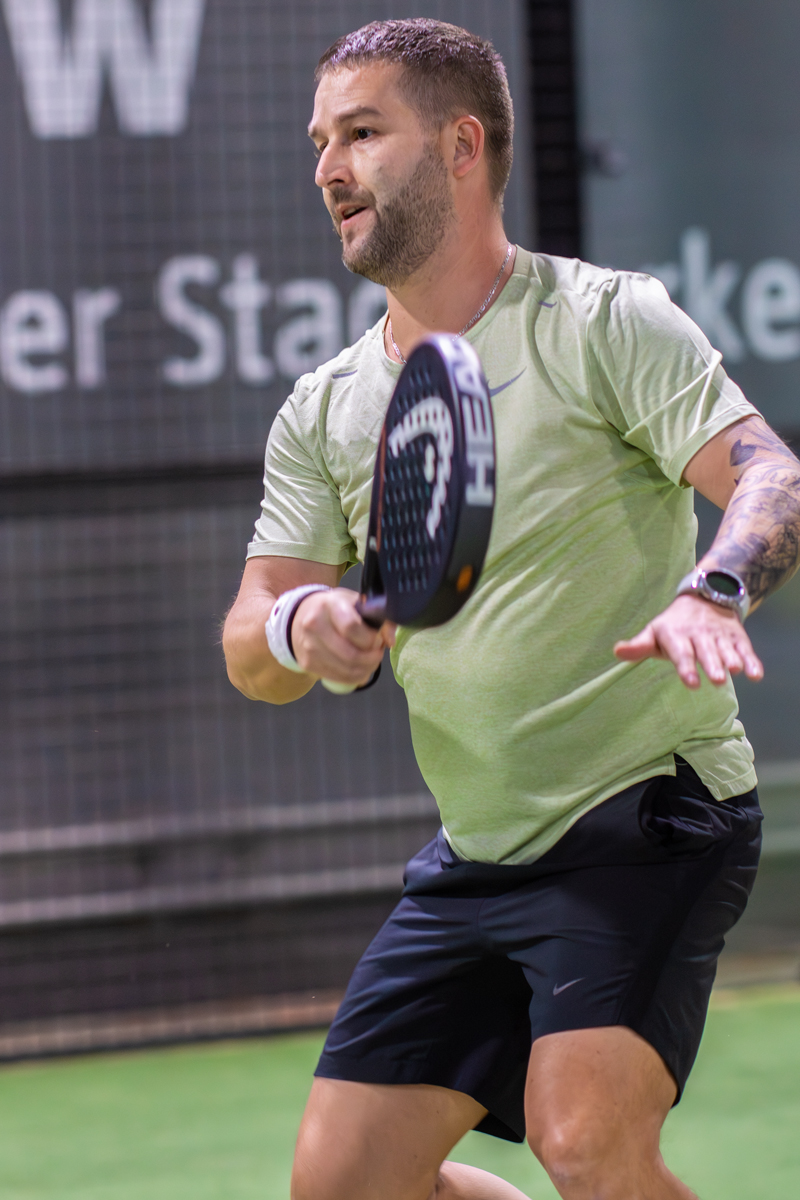 Mann spielt Padel Tennis, 
