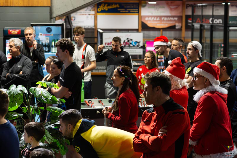Menschenmenge beim Event mit Weihnachtsmützen, viele in rot gekleidet.