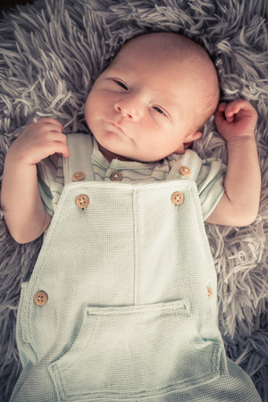 photo studio bébé prend la pose