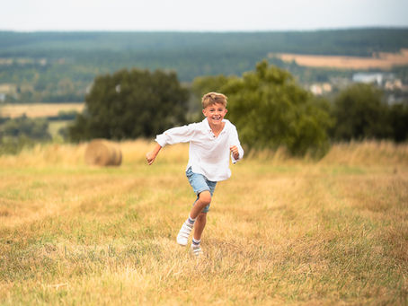 Shooting famille en extérieur, champ de blé