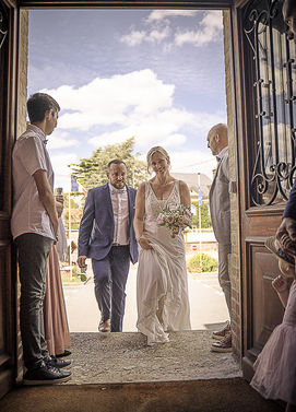 Mariage: mariée entre à la mairie, photographe