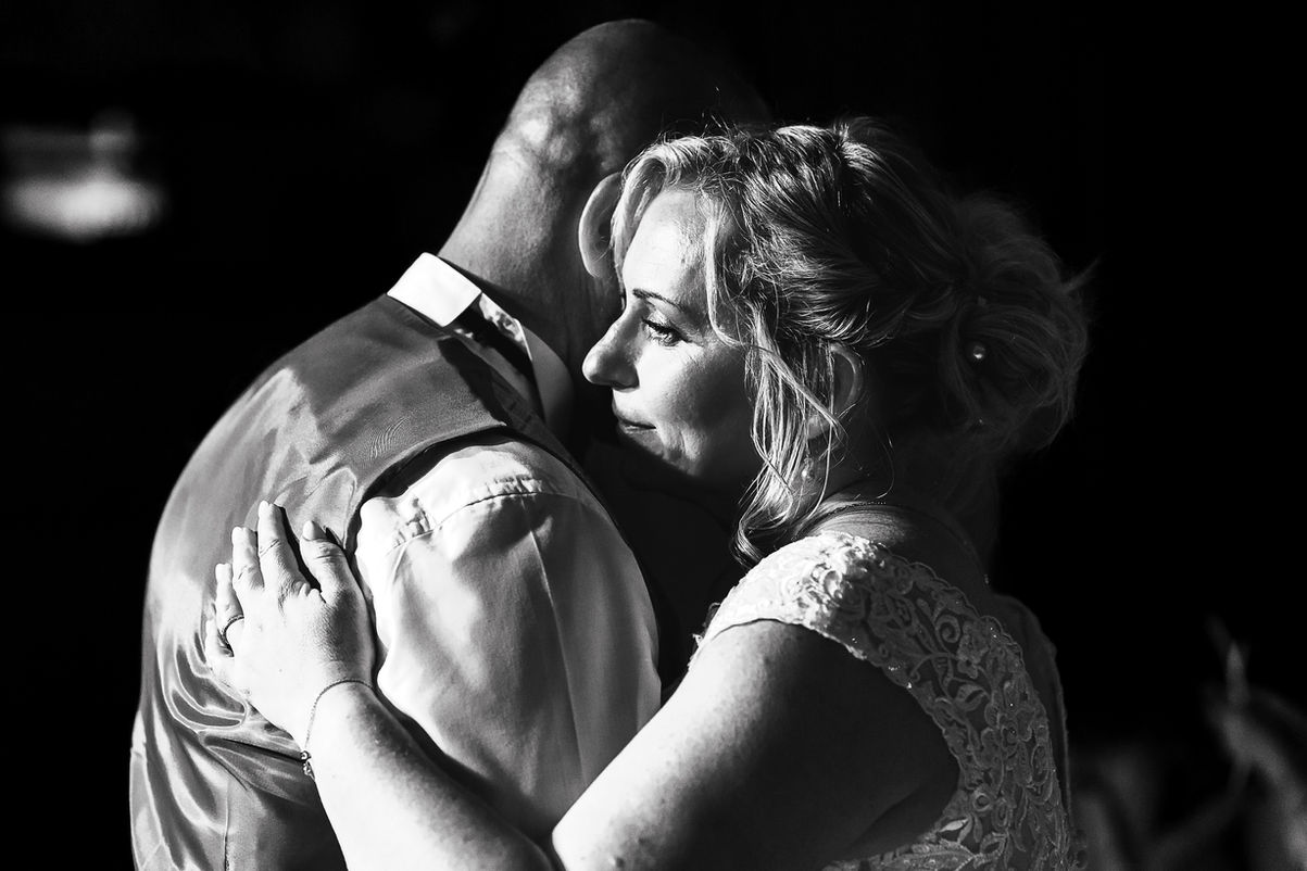 couple dansant ensemble, portrait noir et blanc, photographe