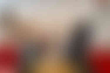 le papa accompagne sa fille à la mairie