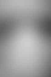 Jeune garçon dans un champ de blé, photo en noir et blanc. photographe