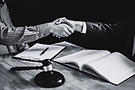 empresario-dandose-mano-al-abogado-despues-discutir-buen-trato_28283-858 - Editado.png