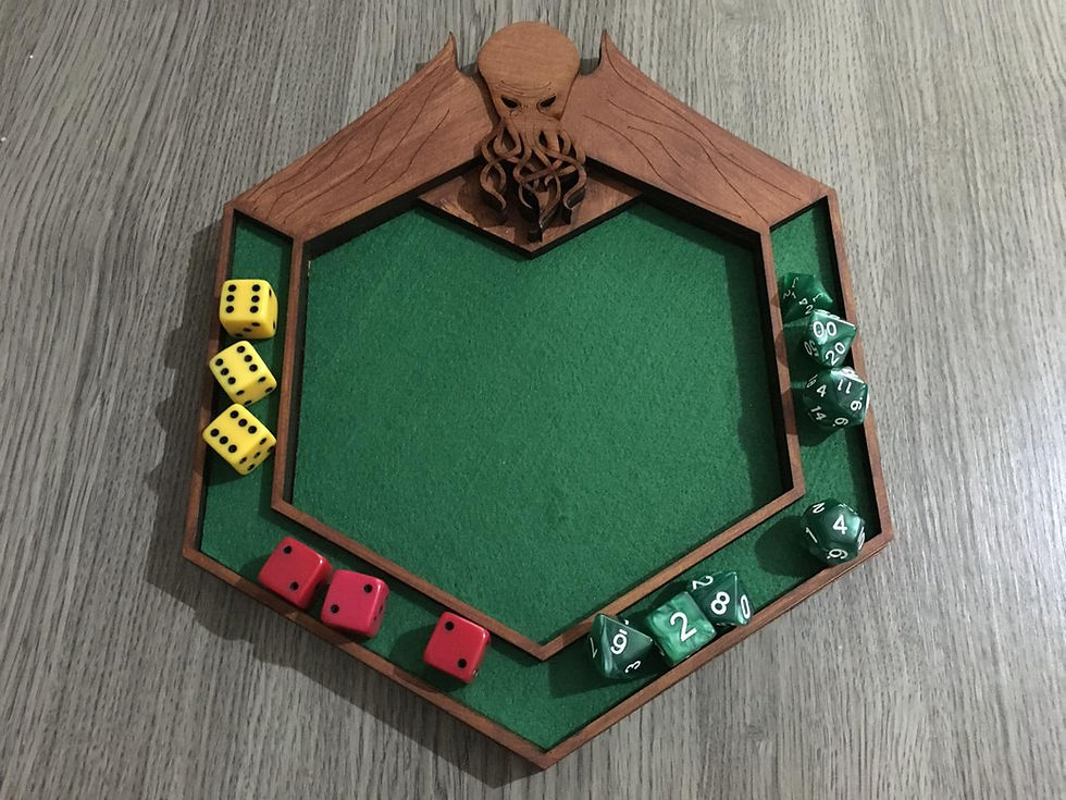 Miniatura: Bandeja de dados em madeira com temática de Cthulhu.