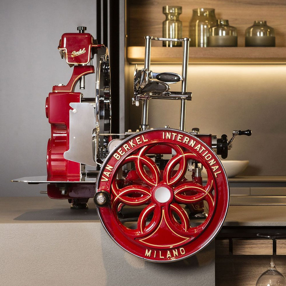 Miniaturbild: Rote Berkel Schwungradmaschine mit verchromten Elementen und großem Schwungrad mit Aufschrift 'Van Berkel International Milan