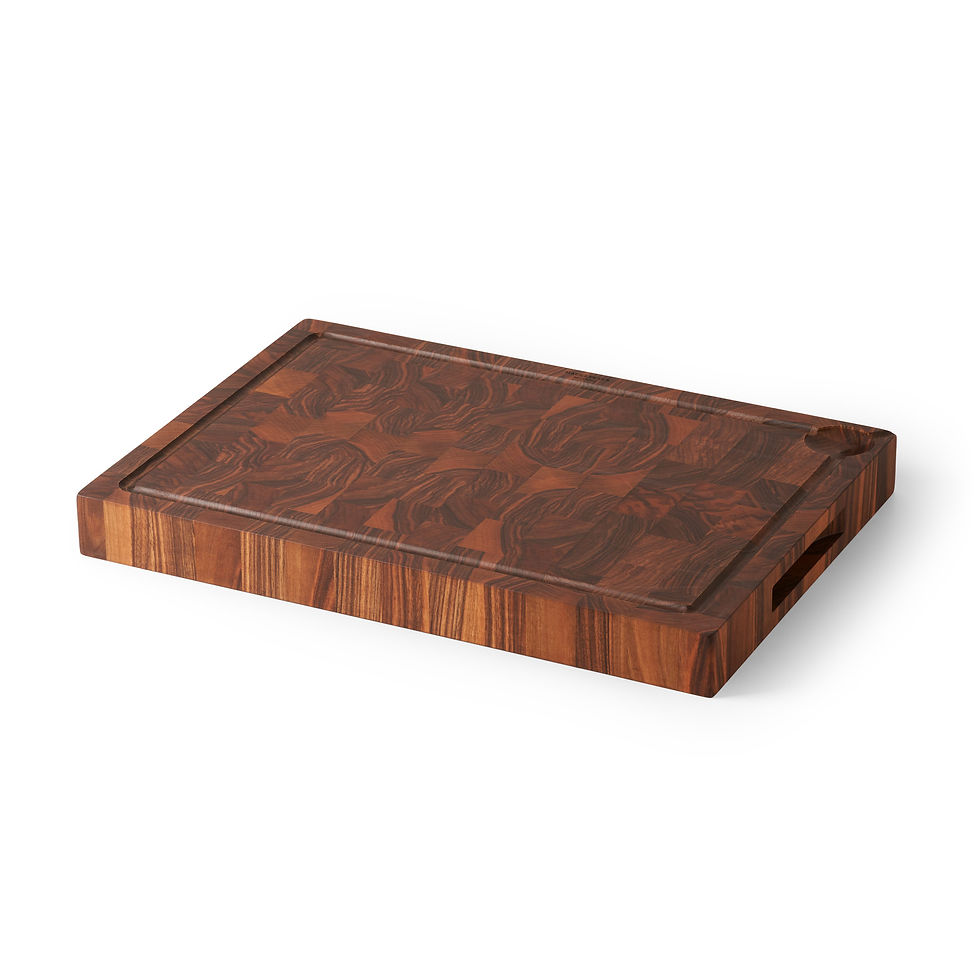 Rechteckiges Schneidbrett aus Walnussholz mit Hirnholz-Muster, eingefräßter Saftrille und runder Vertiefung oben rechts.