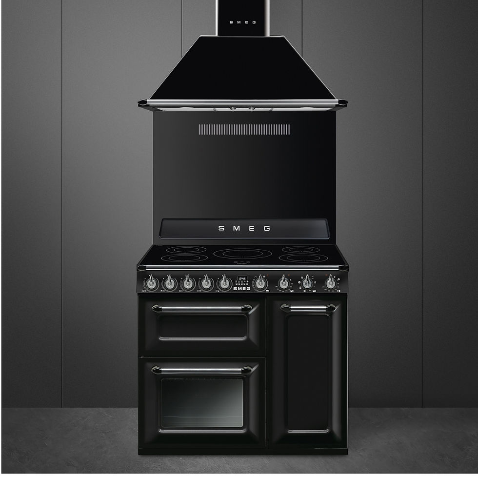 Miniaturbild: Schwarzer SMEG-Herd mit  Drehknöpfen, drei Backofentüren, Glaskeramik-Kochfeld mit Dunstabzugshaube und Rückwand