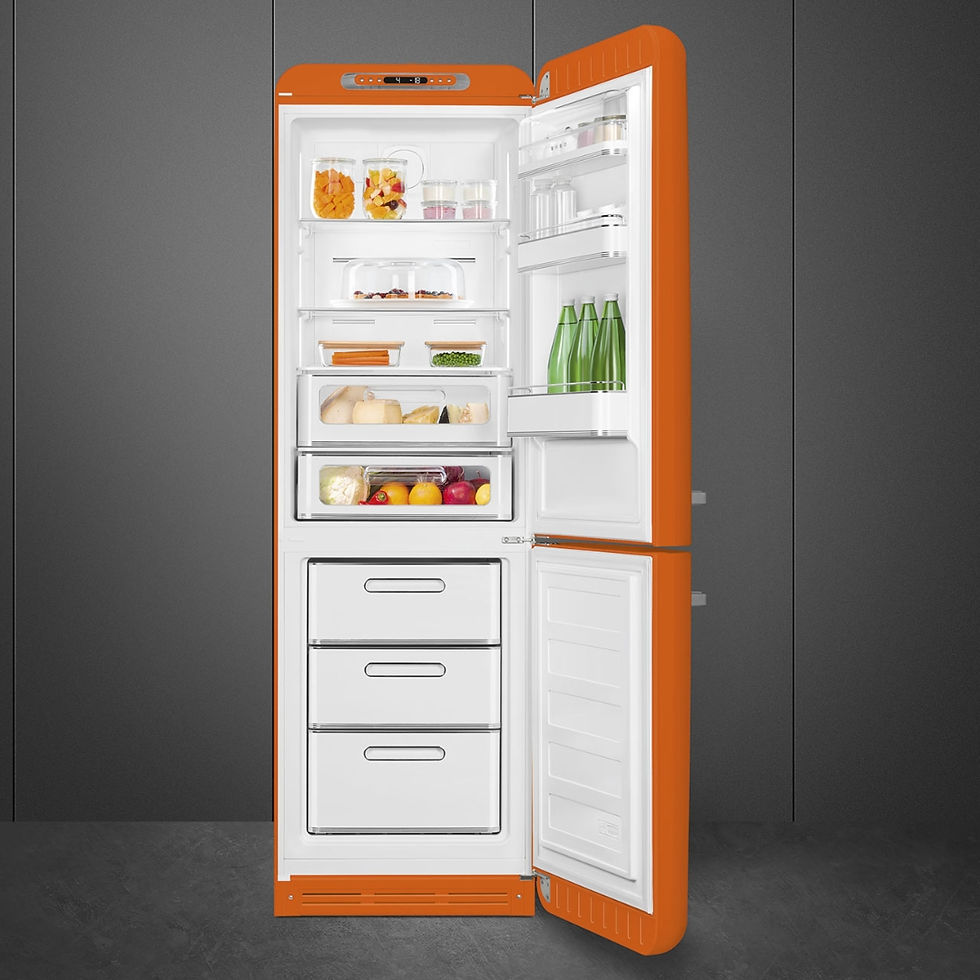 Miniaturbild: Geöffnete und gefüllte  Kühl- Gefrierkombination von SMEG, Farbe Orange, mit zwei Türen