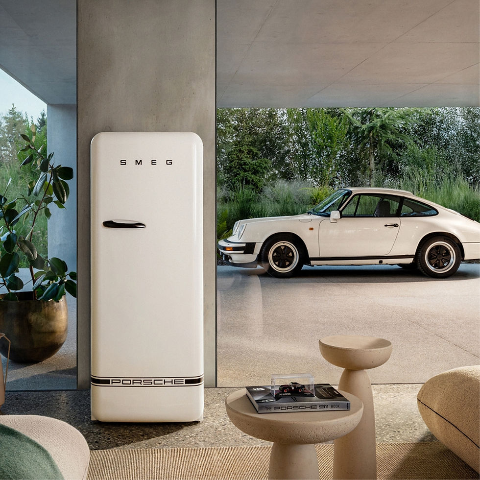 Miniaturbild: Weißer SMEG Kühlschrank in moderner Küche mit riesigen Glasfenstere, davor Steht ein Porsche