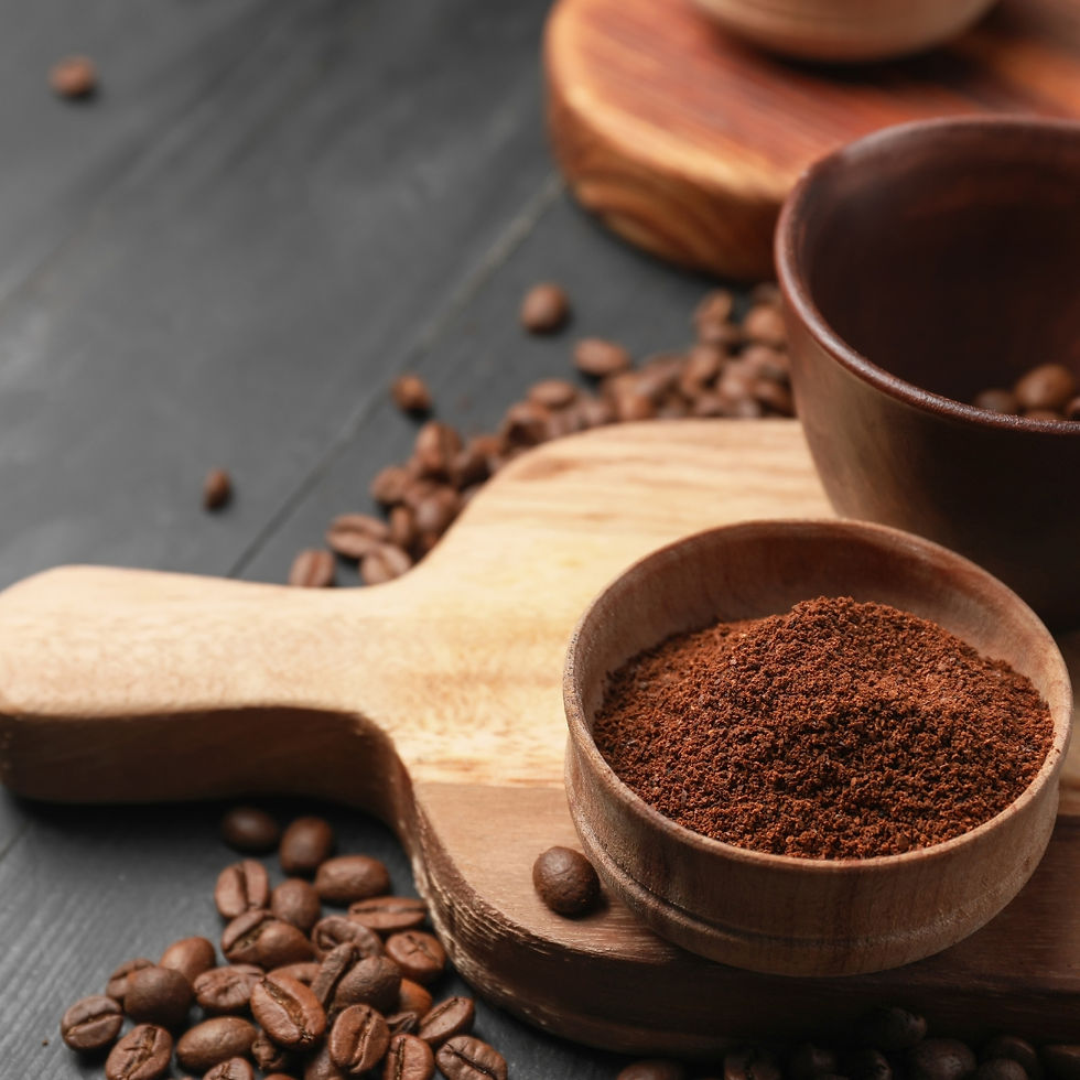 Miniaturbild: Gemahlener Kaffee in einer kleinen Holzschale auf einem Holzbrett, umgeben von Kaffeebohnen auf dunklem Untergrund