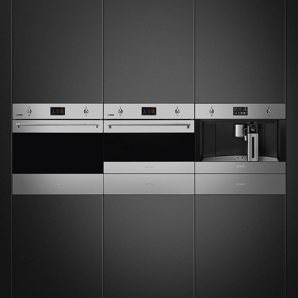 Miniaturbild: Einbaugeräte von SMEG in Silber auf einer dunklen Wand