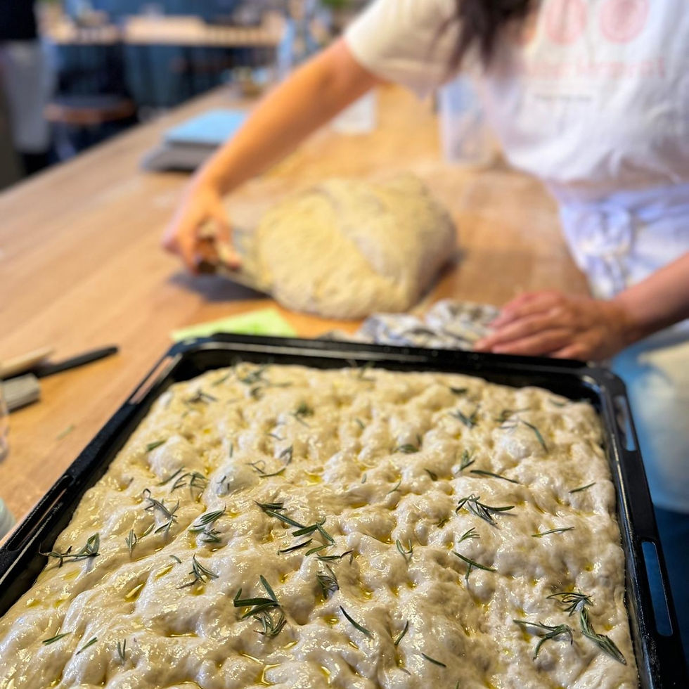 Miniaturbild: Foccacia mit Rosemarien vor dem Backen. Teil des Backkurses in der Eventküch Hackepeter Cookstore in Frankfurt