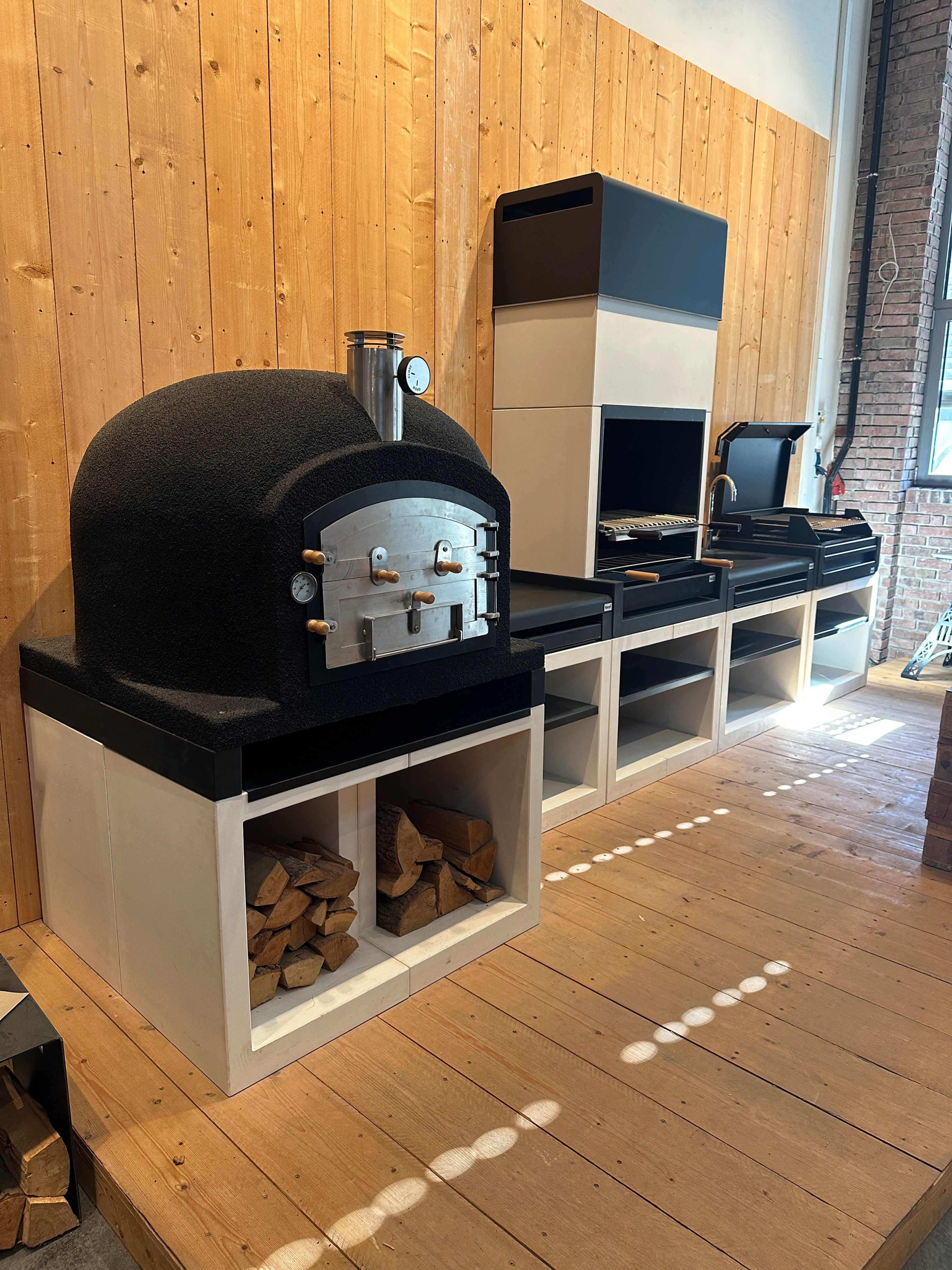 Outdoorküche mit kuppelförmigen Pizzaofen, Farbe: schwarz weiß, Marke Tuozi