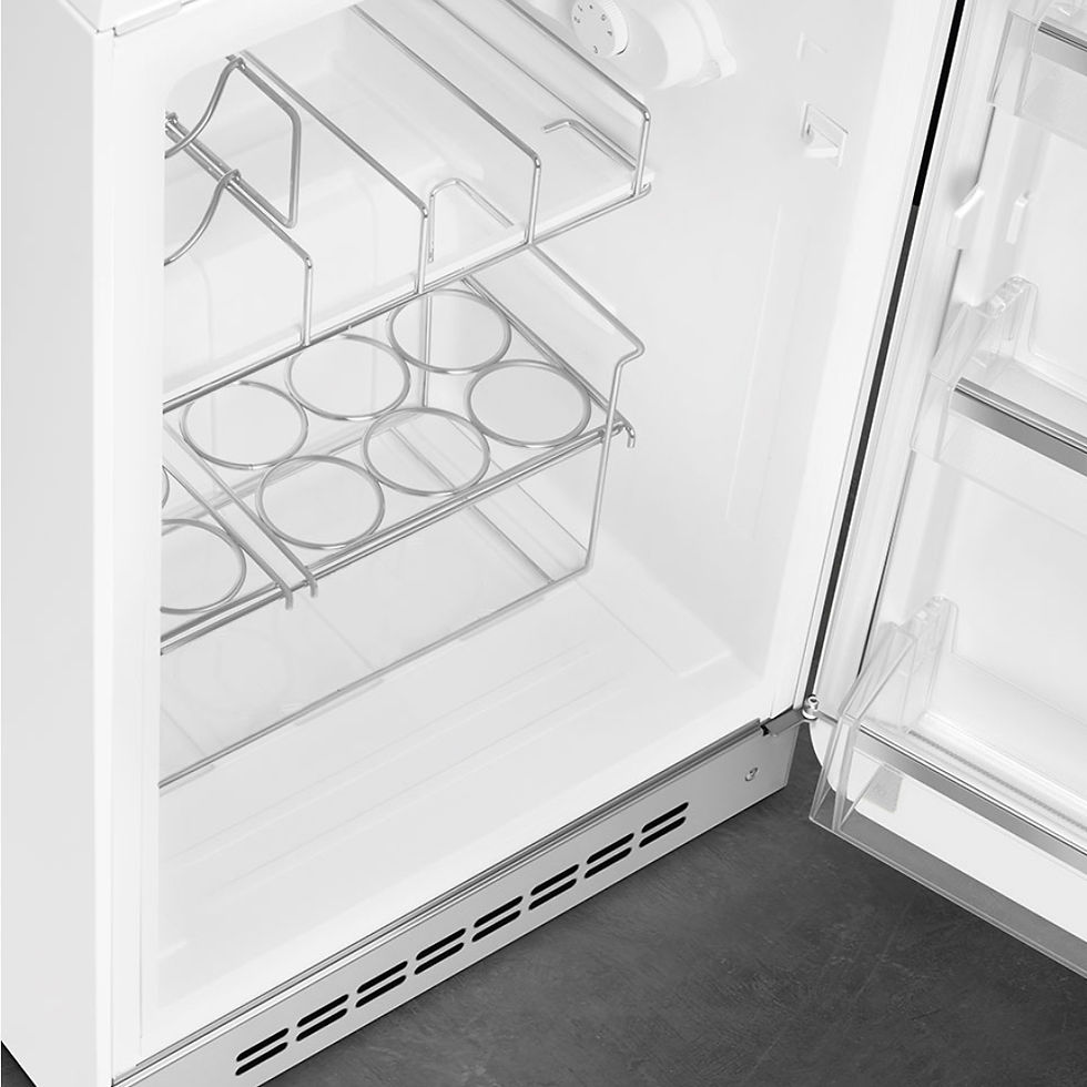 Miniaturbild: Einblick ins Innere von einem kleinen Kühlschrank von SMEG, mit Edelstahleinteilungen für Flaschen und  Snaks