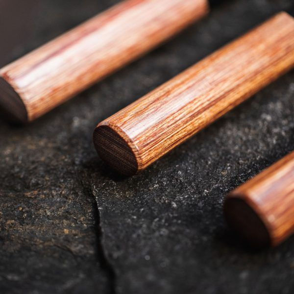 Miniaturbild: Messergriffe aus Redwood. Drei nebeneinander.