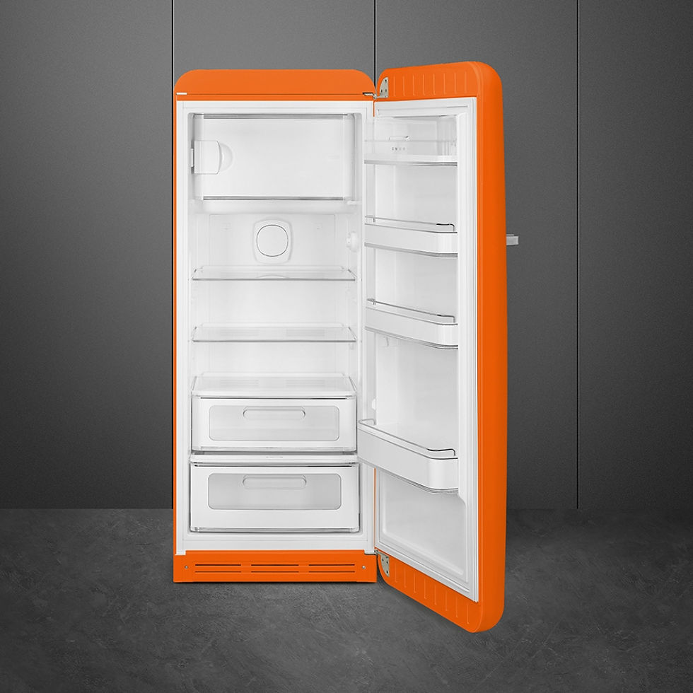 Miniaturbild: Orangefarbener großer Kühlschrank von SMEG, 1-türig, offen mit großem Gefrierteil oben.