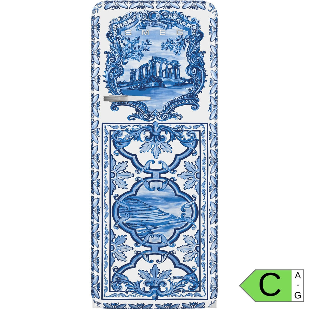 Blauer Kühlschrank von SMEG mit dekorativem Muster und Landschaftsmotiven im Vintage-Stil.