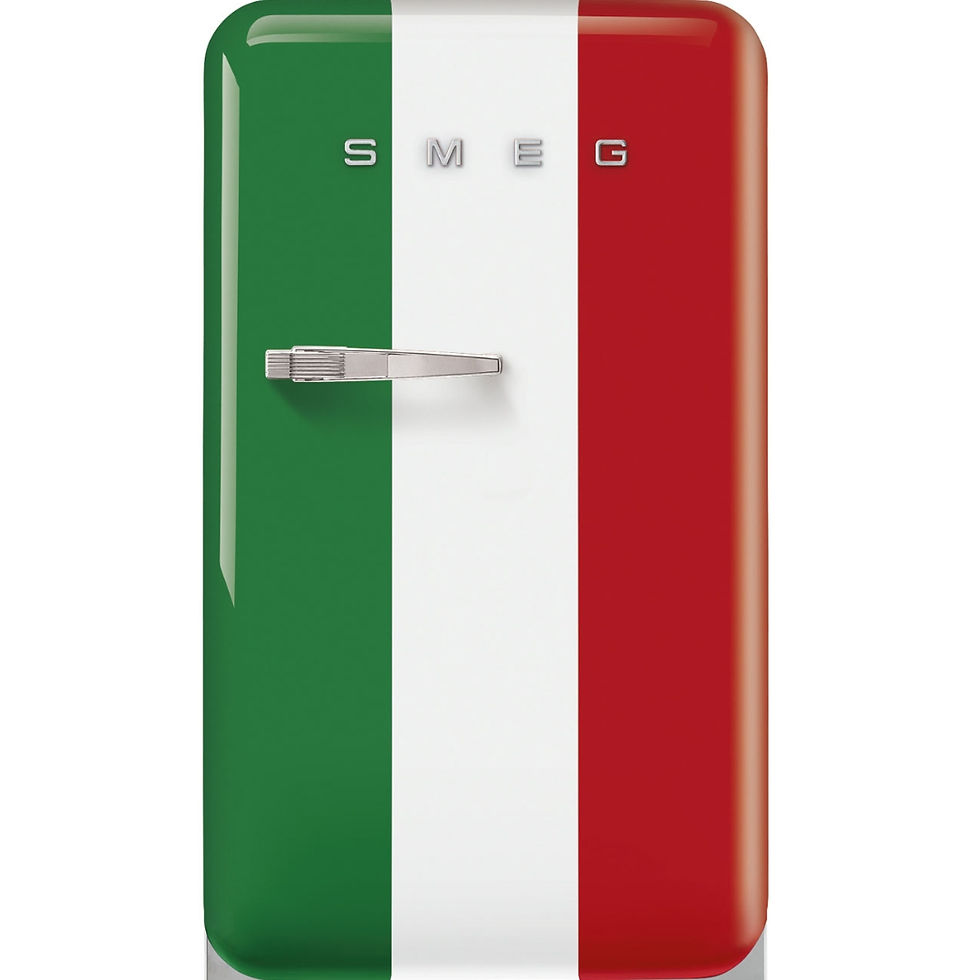 Miniaturbild: Retro-Kühlschrank von SMEG in Form eines italienischen Flaggenmotivs mit vertikalen Streifen in Grün, Weiß und Rot.
