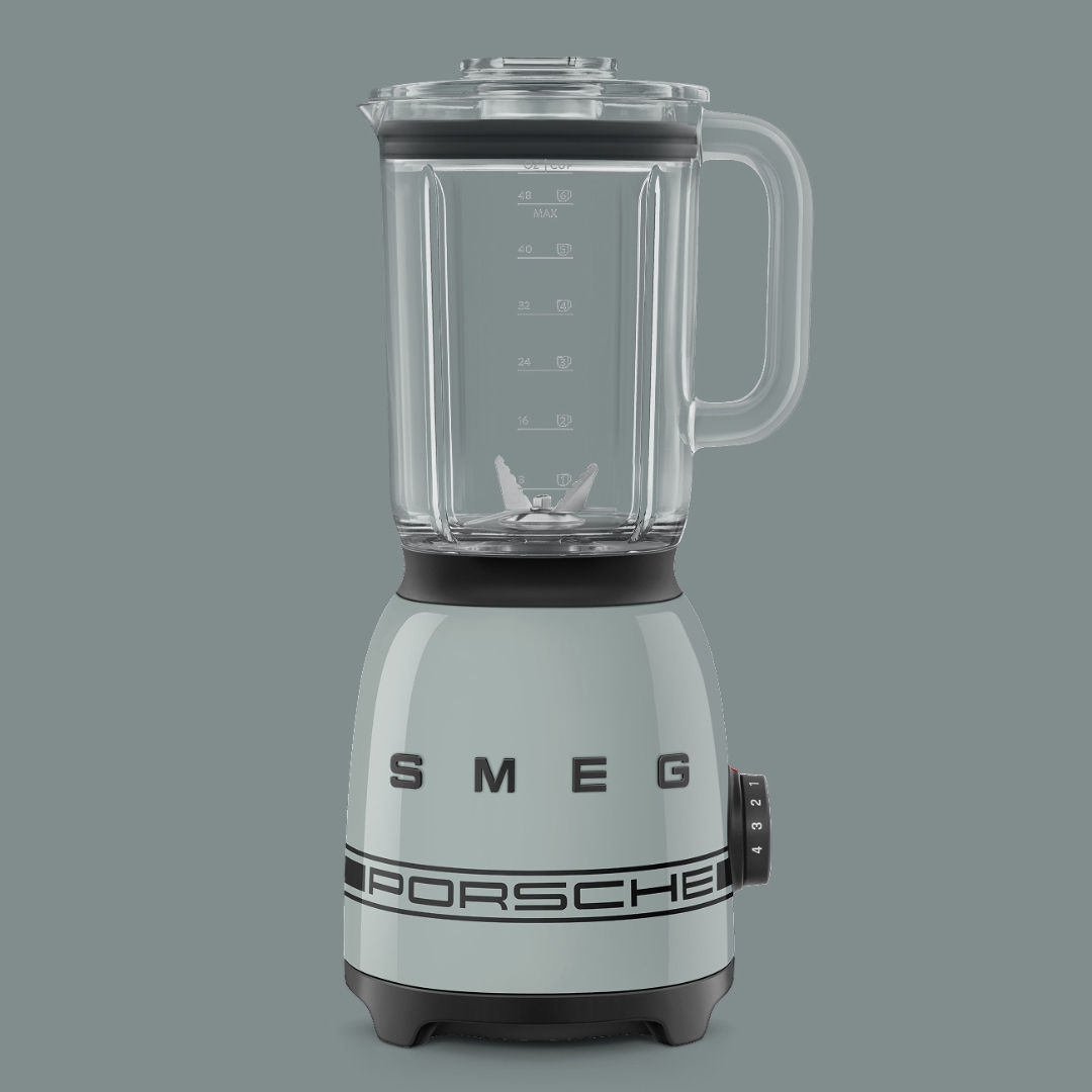 Smeg Standmixer BLF03PSGEU in hellgrau mit klarem Glasbehälter, schwarzem Deckel und schwarzem Drehschalter, Schriftzug 'SMEG