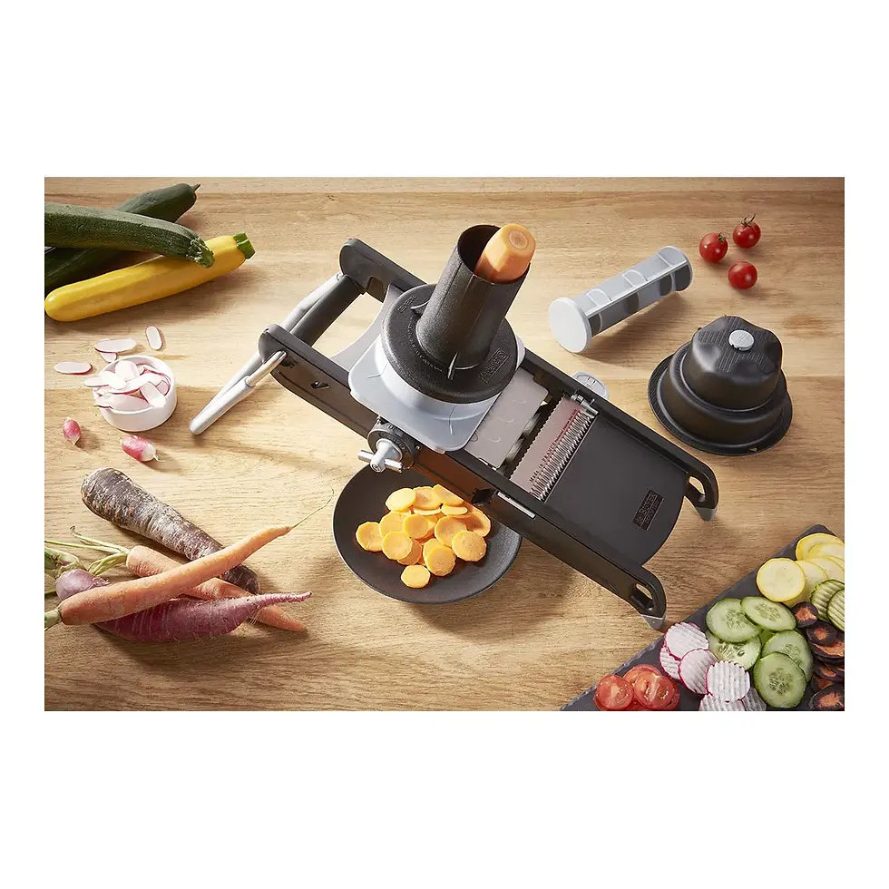 Miniaturbild: Mandoline mit Schneidehilfe auf Küchen-Arbeitsplatte mit Gemüse.