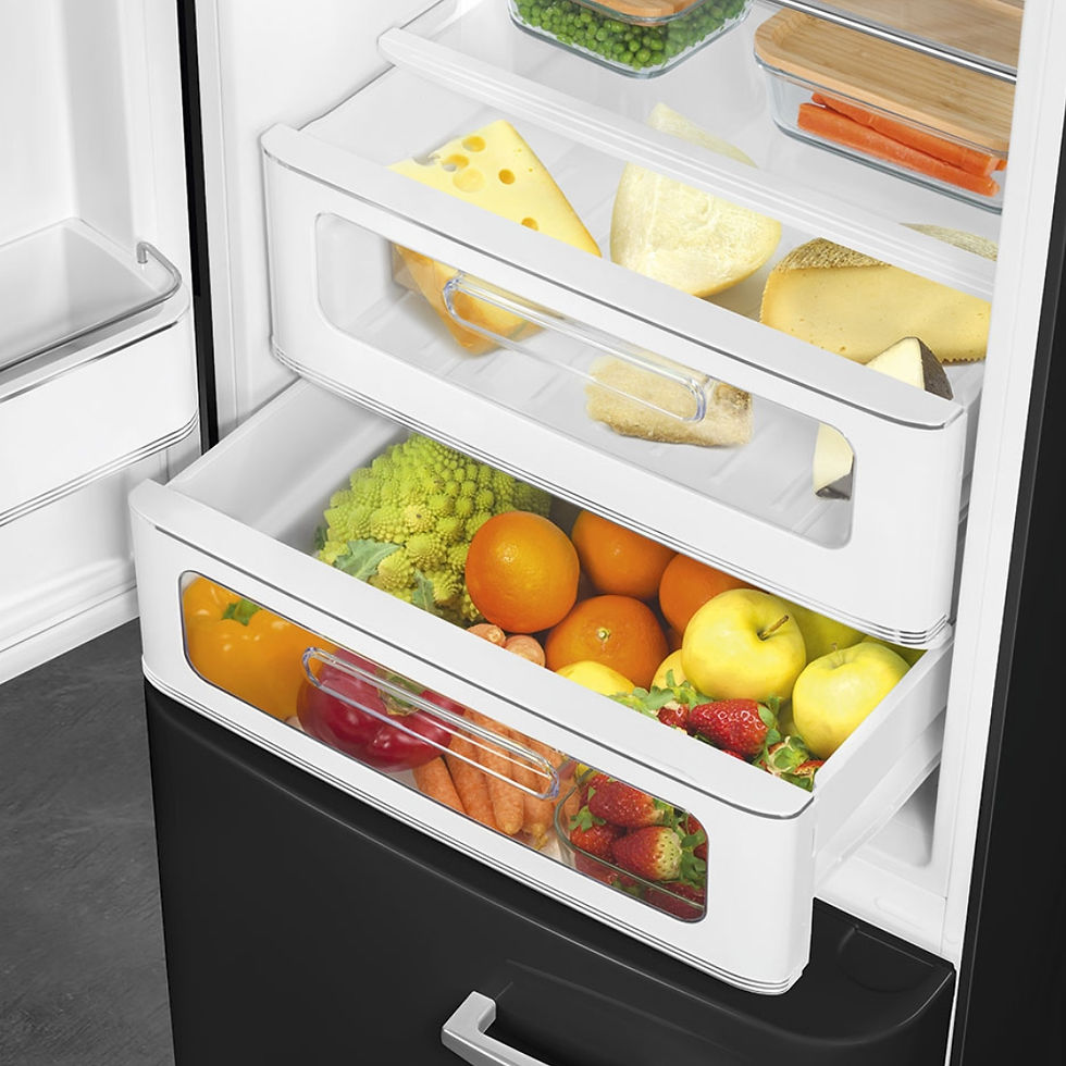 Miniaturbild: Detailaufnahme von den Schubladen im Kühlschrankteil, eine gefüllt mit Käse und eine Mit Obst