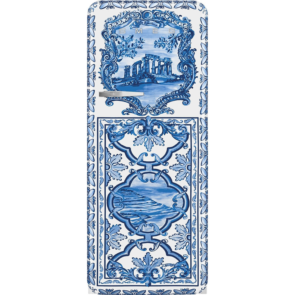 Miniaturbild: Blauer Kühlschrank von SMEG mit dekorativem Muster und Landschaftsmotiven im Vintage-Stil.