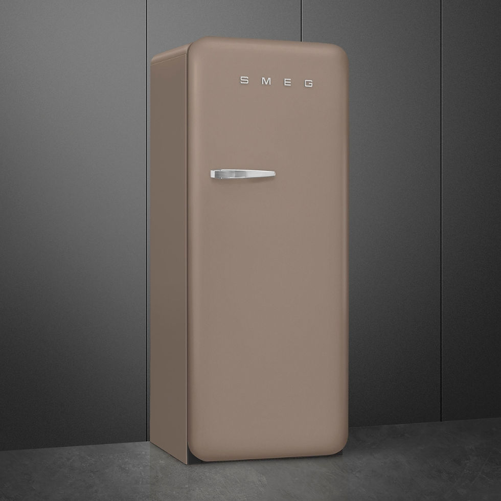 Miniaturbild: Taupe farbener Smeg Kühlschrank mit abgerundeten Ecken und silbernem Griff, Energieeffizienzklasse C.