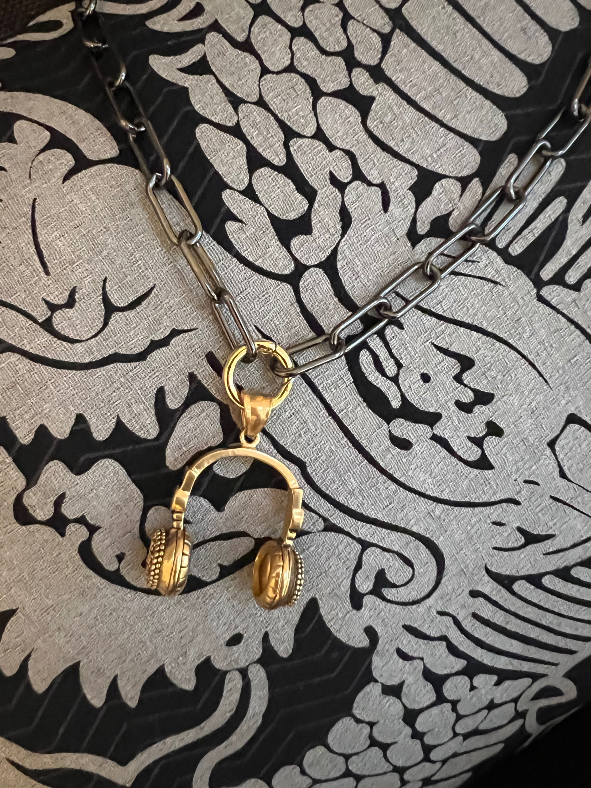 IN SYNC WITH THE MUSIC NECKLACE