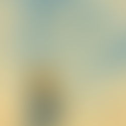 空に浮かぶ龍の形をした雲を、少年が指先でなぞるように見上げている水彩タッチのイラスト