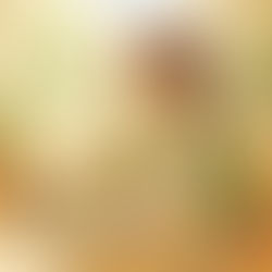 室内でドローンを前に立ち尽くす人物を描いた絵本タッチのイラスト。やわらかな色合いで、空を飛ばすはずが準備段階で試行錯誤している様子が表現されている。