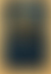 夜の荒海を進む小舟に、義経と弁慶のシルエットが乗っている。海中にはぼんやりと怨霊の影が漂い、空には月と霊気が漂う幻想的な水彩画。