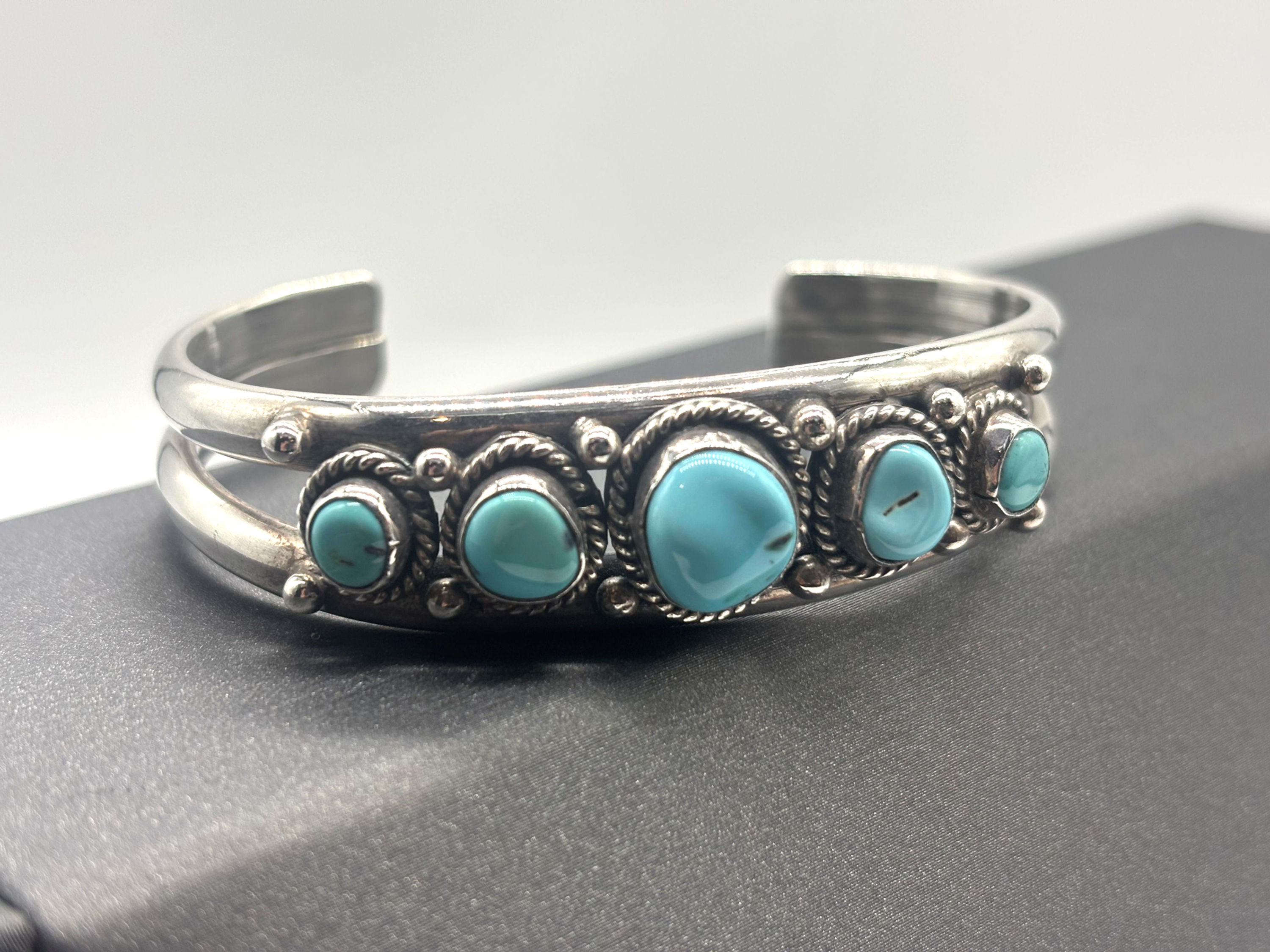 Vintage Navajo Southwest Turquoise and Sterling Silver Cuff