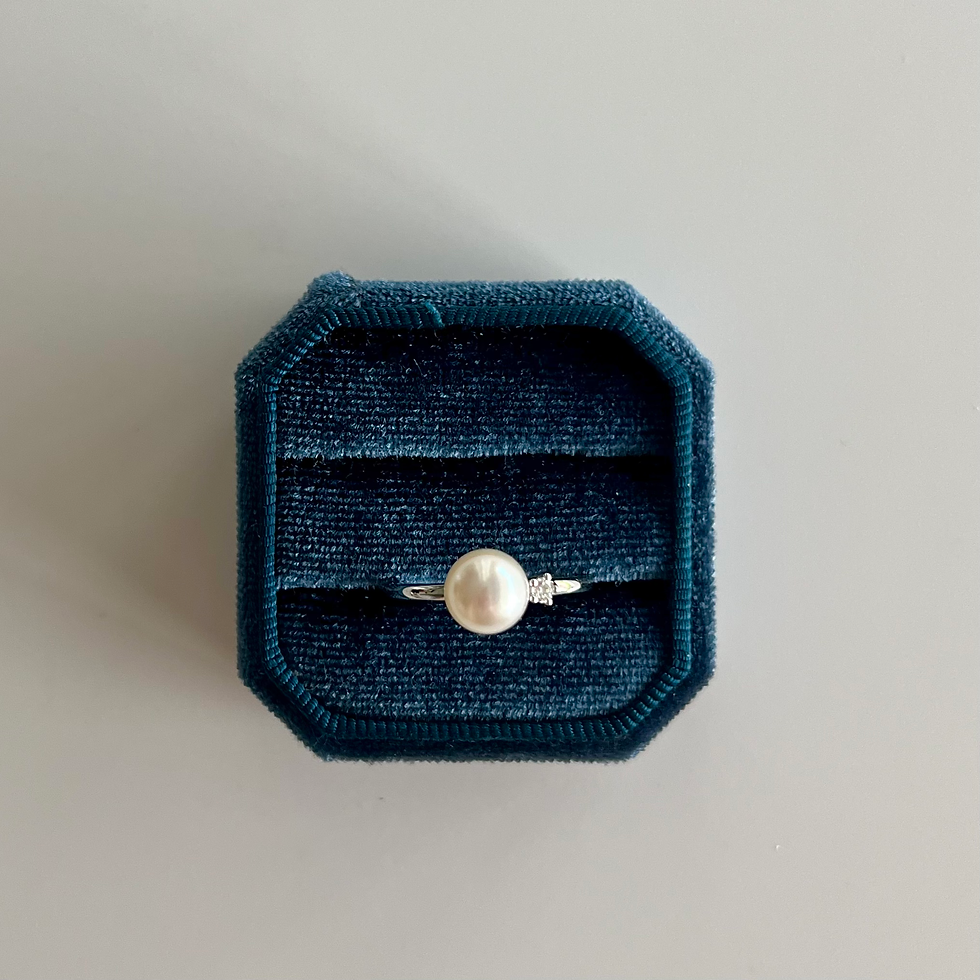 Bague en Or Blanc 18K avec Diamants et Perle