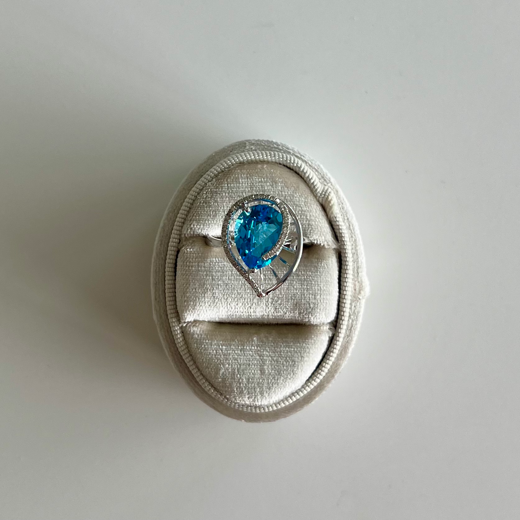 Bague en Or Blanc 14K avec Diamants et Topaze