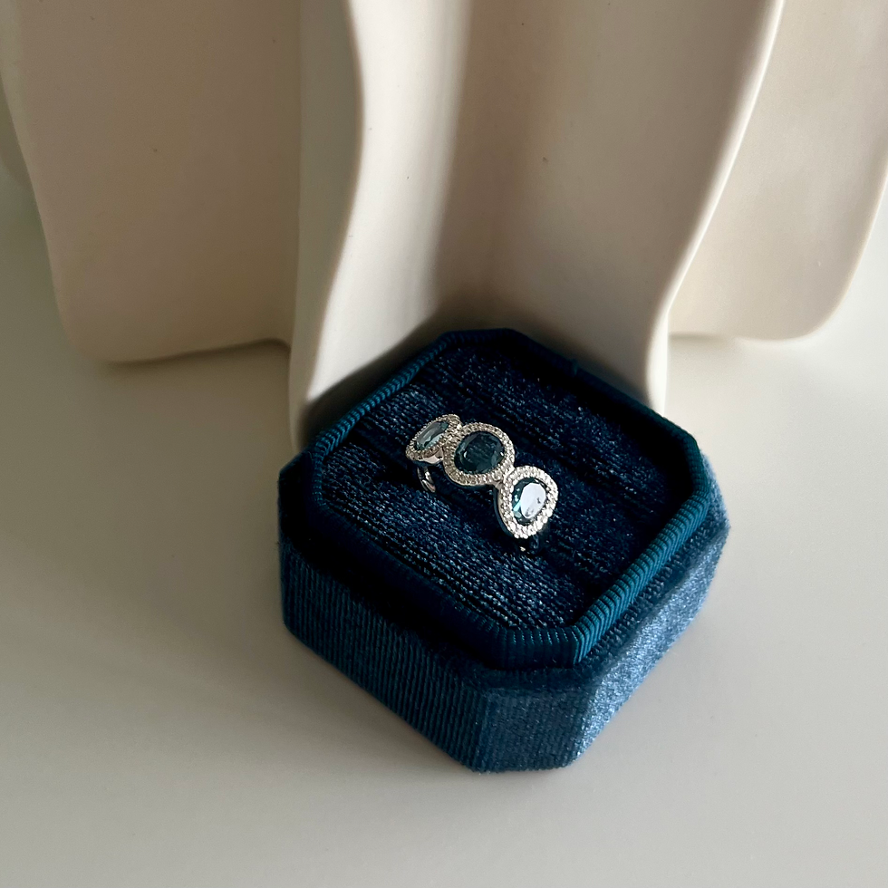 Bague en Or Blanc 18K avec Diamants et Topaze