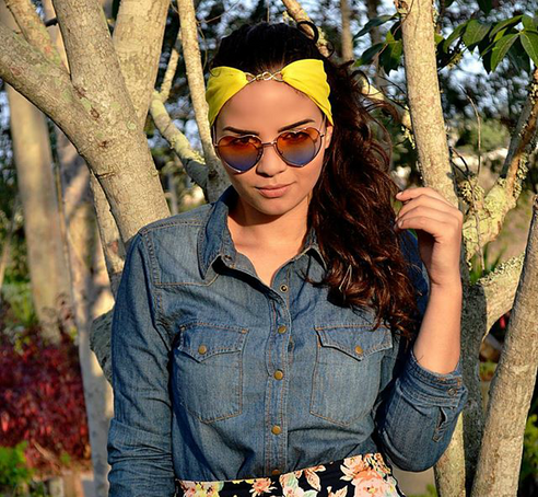 Look - Turbante Amarelo e Óculos de Coração