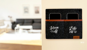 Offlinebags Wandschmuck & Digital Detox Tool Smartphone-Garderobe Wanddeko Filztasche Handyaufbewahrung Wohnen Handytasche Familie Paare me time Geschenkidee Handyfreie Räume Produktivität. Marke: Offlinebags // Kollektion: Offlinebags_No1 // Design: Screen off -Life on // Maße: 23cm breit & 19cm hoch // Farbe: Anthrazit // Material: Polyester Filz, hochwertig-recyceltes PET Filz (eco-friendly) Zertifikate: Global Recycled Standard (GRS) // Filzstärke: 3mm // Besondere Merkmale: Hochwertiger Druck & Lederimitat eingearbeitet // Lieferumfang: Ein Offlinebag & eine Künstlerpostkarte & ein Flyer // Preis: 14,90 EuroÂ