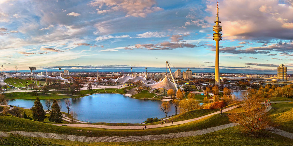 Der Olympiapark in München mit blauem Himmel