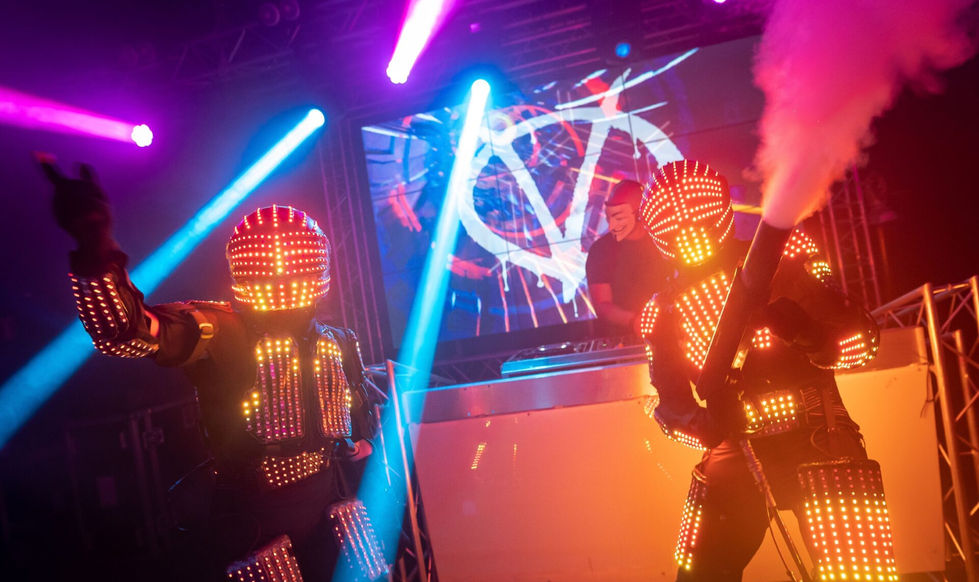 brackeventprod-brack-event-prod-bracco-magicien-magie-artiste-evenement-hypnotiseur-paris-ile-de-france-animation-robot-led-show-futuriste