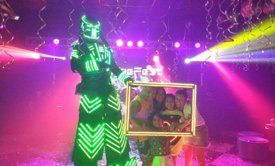 brackeventprod-brack-event-prod-bracco-magicien-magie-artiste-evenement-hypnotiseur-paris-ile-de-france-animation-robot-led-photo