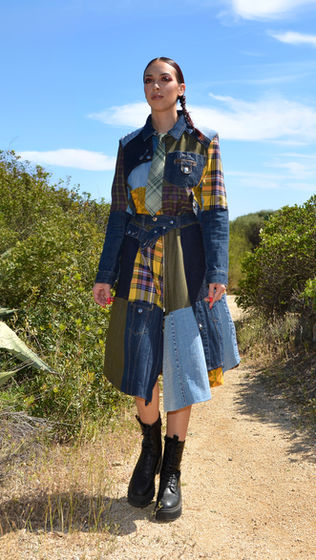 Modella in lungo abito patchwork, sfila in un sentiero tra la vegetazione, Sardegna