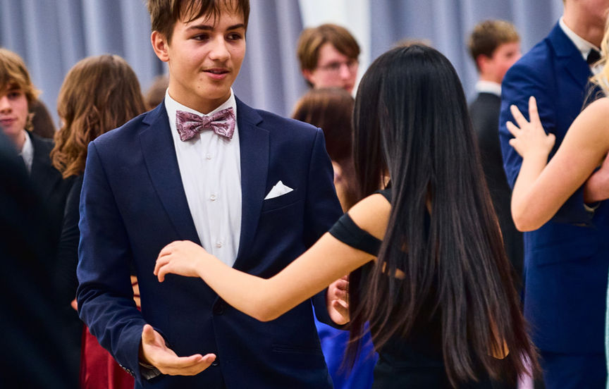 Musím přijít do tanečních v páru? A co když není stejný počet dívek a chlapců?