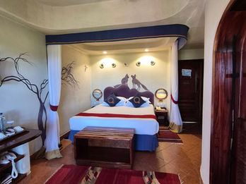 Amboseli Lodge Bedrooms – The Amboseli Serena Safari Lodge has standard rooms and one presidential suite featuring private balconies, free WiFi and ceiling fans. Nine sets of interconnecting rooms are available for families. 