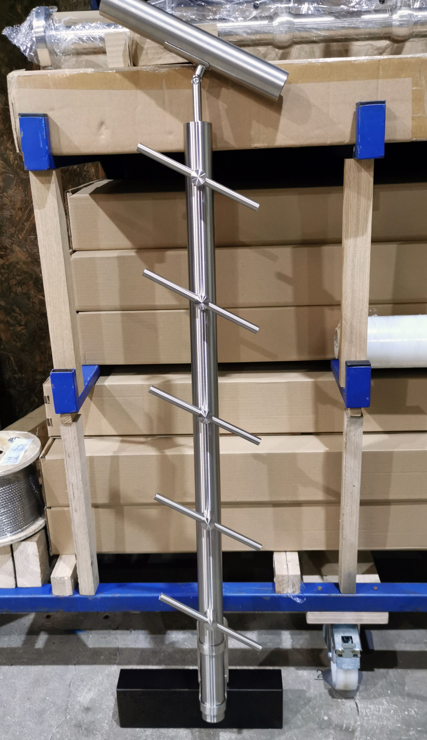 Nerūsējošā tērauda margu statne 42.4mm ar sānstiprinājumu, Slīpēts AISI304