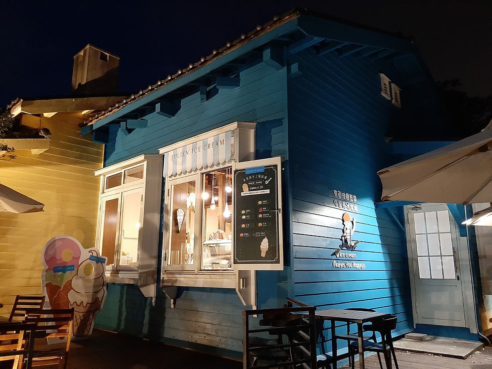 Ijsje bij Julien's café