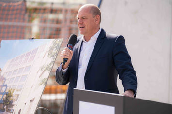 Konferenzfotografie mit Redner auf Bühne in München
